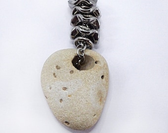 Wisiorek, naturalny kamień z otworkiem, łańcuszek, metalowe koraliki, kamień w odcieniach beżu, wyjątkowy prezent, talizman