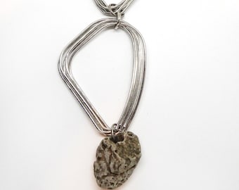 Naszyjnik z obrożą, naturalny kamień z otworkami, Hag Stone, Odin Stone, szary kamień, metalowe elementy, talizman, amulet, ciekawy prezent