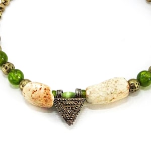 Necklace - collar, with beach stones, stones with holes, Odin Stone, Hag Stone, amulet, green and gold beads, boho style