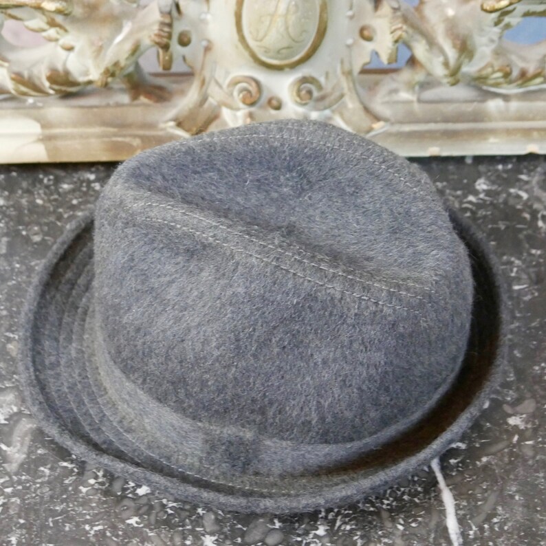 1980s Gray Trilby Hat Size Medium 7 18 US, 7 UK, 57 EU, 22.5 inches French Vintage Mohair Felted Wool Fedora