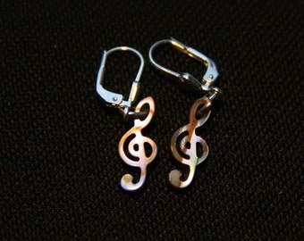 Violin key earrings made of mother-of-pearl