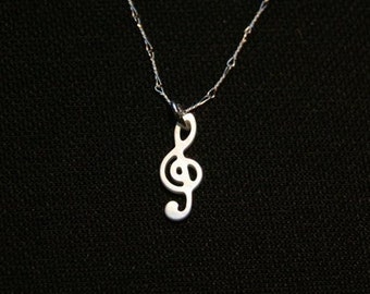 Violin key pendant in mother-of-pearl