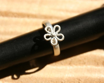 Dainty cloverleaf ring, silver