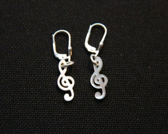 Violin key earrings made of mother-of-pearl