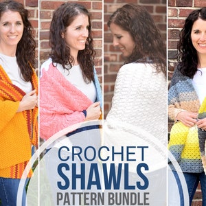 Op de afbeelding: Vier vrouwen modelleren verschillende gehaakte sjaals in verschillende kleuren. De sjaals zijn gemaakt met verschillende steken en patronen. De tekst "CROCHET SHAWLS PATTERN BUNDLE" wordt in het midden van de afbeelding weergegeven.