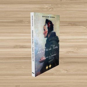 Peut inclure: Un livre intitulé "Le Prix de Vertu / Marie Lelandais" de Guylaine Bisson. La couverture présente un portrait d'une personne vêtue de sombre. Le livre est posé sur une surface en bois.