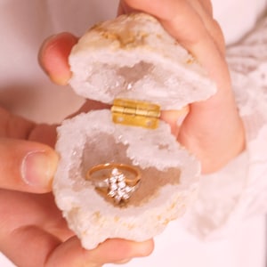 すぐに発送可能な天然ジオードアゲートボックス、結婚指輪ボックス、リングディスプレイホルダー、婚約指輪ボックス、結婚式の装飾、クリスタルボックスに最適