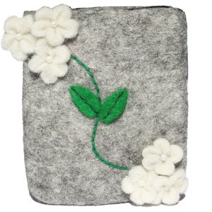 Puede incluir: Una bolsa de fieltro gris con un dise&ntilde;o de flores blancas. Las flores est&aacute;n bordadas con fieltro blanco y tienen detalles de perlas. La bolsa tiene un tallo y hojas de fieltro verde.