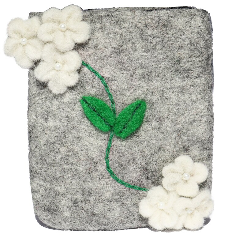 Puede incluir: Una bolsa de fieltro gris con un dise&ntilde;o de flores blancas. Las flores est&aacute;n bordadas con fieltro blanco y tienen detalles de perlas. La bolsa tiene un tallo y hojas de fieltro verde.