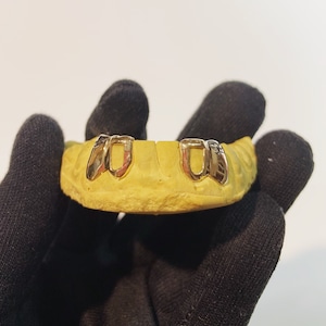 4 teeth (Outside solid, inside open face)