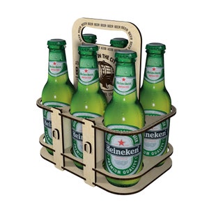 Op de afbeelding: Een houten zes-pack drager met een handvat, met zes groene glazen flessen Heineken bier. De flessen hebben een rood sterlogo en de tekst "Heineken Geïmporteerd" op het etiket.