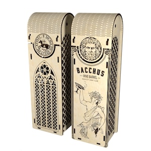 Puede incluir: Dos cajas de vino de madera con intrincados diseños cortados con láser. Una caja presenta al dios romano Baco sosteniendo una copa y uvas, con el texto "Bacchus Wine Barrel Quality Wine Club". La otra caja presenta un escudo con un caballo y el texto "Exquisite Sculpture".