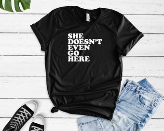 Ella ni siquiera va aquí camisa - camisa de chicas malas - camisa de chicas malas divertidas - camisa linda de chicas malas - camisa de cita divertida - camisa linda