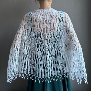 Handgefertigte Weiße Pelerine, Strick Cape mit Knopfverschluss, Romantische Hochzeit Abdeckung-up, Elegante Hochzeit Accessoires