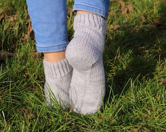 Hand-Knitted Anatomical Sole Socks in Light Gray - Ergonomic Comfort Fit - Soft Wool Blend - Unisex Winter Socks - Everyday Wear