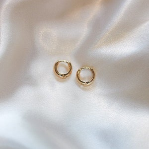 Boucles d'oreilles Huggie Gold Filled Huggie, Dainty Gold Huggies, Minimalist Gold Huggies, Josie Huggies