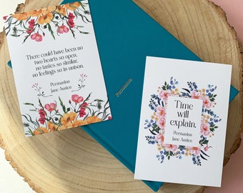 Puede incluir: Un libro de color turquesa titulado "Persuasión" con dos tarjetas de citas florales. Una tarjeta dice "There could have been no two hearts so open..." de Jane Austen. La otra tarjeta dice "Time will explain" de Jane Austen, rodeada de flores rosas y azules.