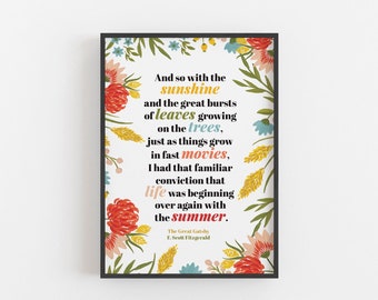 Könnte beinhalten: Ein Poster mit floralem Druck und einem Zitat aus The Great Gatsby von F. Scott Fitzgerald. Das Zitat lautet: "Und so mit dem Sonnenschein und den großen Ausbrüchen von Blättern, die an den Bäumen wachsen, so wie die Dinge in schnellen Filmen wachsen, hatte ich diese vertraute Überzeugung, dass das Leben wieder von vorne beginnt mit dem Sommer."