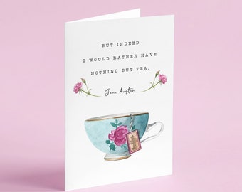 Könnte beinhalten: Eine weiße Karte mit einem Zitat von Jane Austen über Tee. Das Zitat lautet: "Aber in der Tat, ich würde lieber nichts als Tee haben." Die Karte zeigt eine Aquarell-Illustration einer Teetasse mit einem Teebeutel und rosa Rosen.