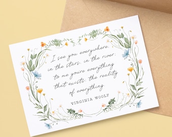 Puede incluir: Una tarjeta blanca con un borde floral y una cita de Virginia Woolf: "Te veo en todas partes. en las estrellas. en el río: para mí eres todo lo que existe: la realidad de todo."