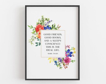 Könnte beinhalten: Ein druckbares Zitat von Mark Twain, umgeben von Aquarellblumen. Das Zitat lautet: "Gute Freunde, gute Bücher und ein schlafendes Gewissen: Das ist das ideale Leben."
