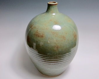 ジェイソン・フォックス作「斑点模様の陶器の花瓶／フラワーボトル