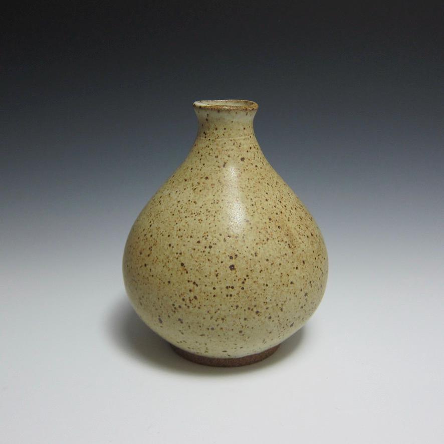 茶色と緑の斑点模様の陶器瓶 ジェイソン・フォックス作「斑点模様の陶器の花瓶／フラワーボトル