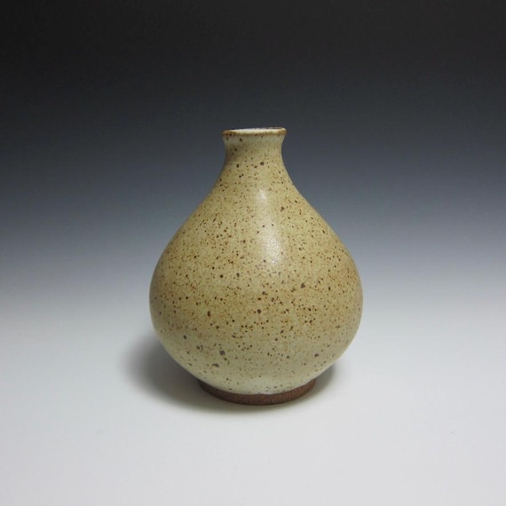 ジェイソン・フォックス作「斑点模様の陶器の花瓶／フラワーボトル