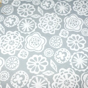 Hoja de cuna de flores modernas y grises, ropa de cama de vivero floral, hoja de cuna ajustada