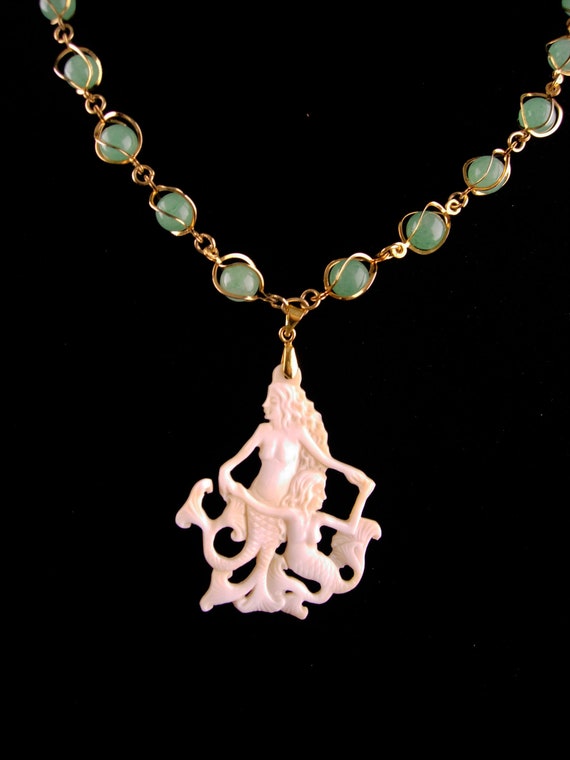 Exotic Carved Mermaid necklace - Faux jade - state