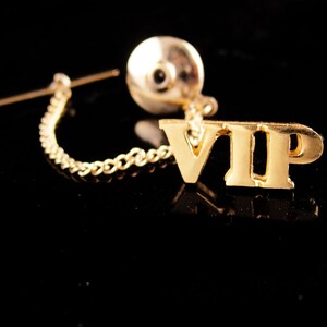 Tachuela de corbata VIP - Pin de persona muy importante - Tachuela de corbata vintage con cadena - regalo para jefe - regalo de aniversario - regalo de padre de la novia