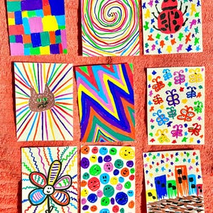 K&ouml;nnte beinhalten: Neun farbenfrohe, handgezeichnete Kunstkarten. Zu den Designs geh&ouml;ren ein geometrisches Muster, eine Spirale, ein Marienk&auml;fer, eine Katze mit Strahlenlinien, Zickzack, Schmetterlinge, eine Blume, l&auml;chelnde Kreise und eine Stadtlandschaft. Jede Karte ist einzigartig.