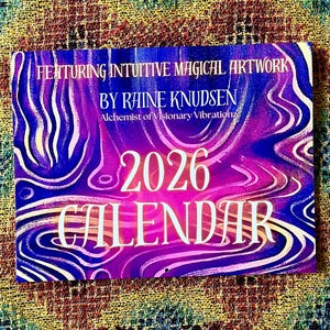 Peut inclure: Calendrier 2026 avec des œuvres d'art magiques intuitives de Raine Knudsen. Le design présente des motifs tourbillonnants bleus, violets et roses. Le mot "CALENDAR" est écrit en grandes lettres stylisées.