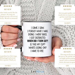 Puede incluir: Taza de caf&eacute; de cer&aacute;mica blanca con borde y asa negros. La taza tiene un dicho divertido impreso en ella: "Vine, vi. Olvid&eacute; lo que estaba haciendo. Volv&iacute;, me distraje. &iquest;Cu&aacute;ndo cumpl&iacute; 50 a&ntilde;os? &iquest;Es esta mi taza? &iquest;Qu&eacute; est&aacute; pasando? Tengo que ir al ba&ntilde;o."