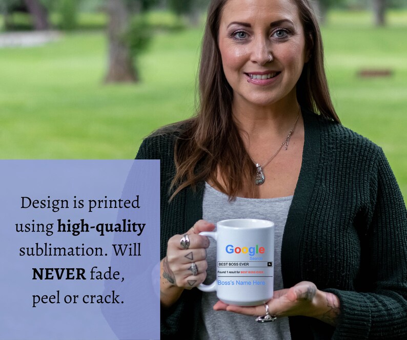 Puede incluir: Taza de cer&aacute;mica blanca con un dise&ntilde;o de barra de b&uacute;squeda de Google en blanco y negro. El texto "BEST BOSS EVER" se muestra en la barra de b&uacute;squeda. El texto "Boss's Name Here" se muestra debajo de la barra de b&uacute;squeda.