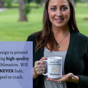 Puede incluir: Taza de cer&aacute;mica blanca con un dise&ntilde;o en blanco y negro de pinceles y el texto "Fuck off, I'm painting Stephanie".