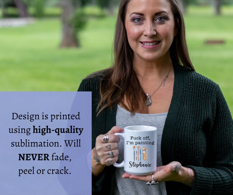 Puede incluir: Taza de cer&aacute;mica blanca con un dise&ntilde;o en blanco y negro de pinceles y el texto "Fuck off, I'm painting Stephanie".