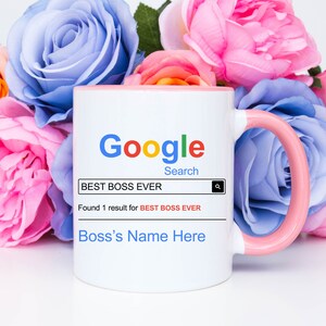 Puede incluir: Taza de cer&aacute;mica blanca con borde y asa de color rosa. La taza presenta una barra de b&uacute;squeda de Google con el texto "BEST BOSS EVER" y los resultados muestran "Found 1 result for BEST BOSS EVER". El texto "Boss's Name Here" est&aacute; debajo de los resultados de la b&uacute;squeda.