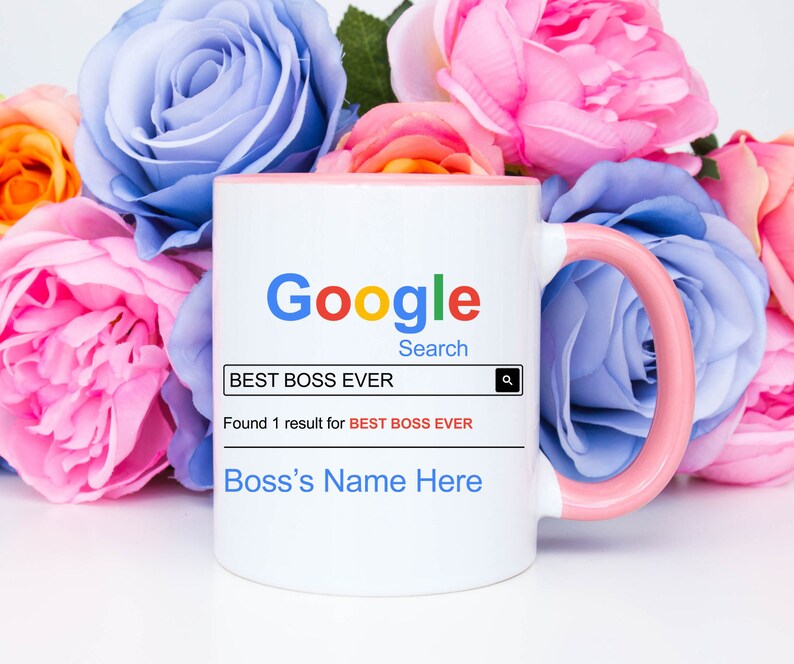Puede incluir: Taza de cer&aacute;mica blanca con borde y asa de color rosa. La taza presenta una barra de b&uacute;squeda de Google con el texto "BEST BOSS EVER" y los resultados muestran "Found 1 result for BEST BOSS EVER". El texto "Boss's Name Here" est&aacute; debajo de los resultados de la b&uacute;squeda.