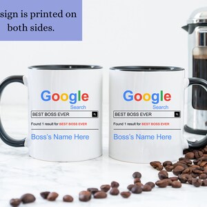 Puede incluir: Dos tazas de cer&aacute;mica blanca con asas negras. Las tazas tienen una barra de b&uacute;squeda de Google con el texto "BEST BOSS EVER" y el texto "Boss's Name Here" impreso en ellas.