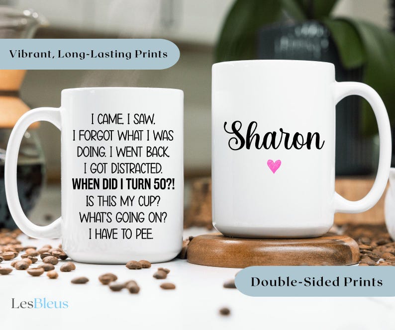 Puede incluir: Dos tazas de cer&aacute;mica blanca con texto negro y un coraz&oacute;n rosa. La taza de la izquierda dice "Vine, vi. Olvid&eacute; lo que estaba haciendo. Volv&iacute;. Me distraje. &iquest;Cu&aacute;ndo cumpl&iacute; 50 a&ntilde;os? &iquest;Es esta mi taza? &iquest;Qu&eacute; est&aacute; pasando? Tengo que ir al ba&ntilde;o." La taza de la derecha dice "Sharon".