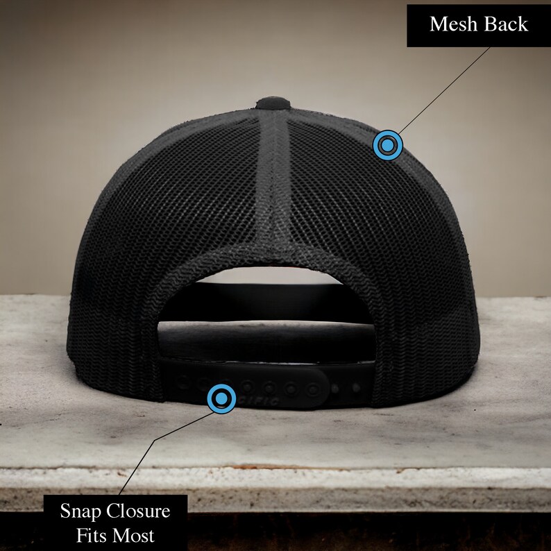 K&ouml;nnte beinhalten: Schwarze Baseballkappe mit Mesh-R&uuml;cken und Druckknopfverschluss. Die Kappe hat ein schwarzes Schild und einen schwarzen Mesh-R&uuml;cken.