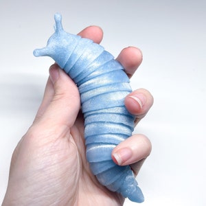 Blauwe glitterslak | 3D-geprinte naaktslak | Sparkley Slug Slinky | Fidget-speeltje | Bureauaccessoire |  Fidget-naaktslak | Glitterslak