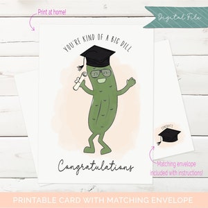 Peut inclure: Une carte de vœux imprimable représentant un cornichon de dessin animé portant un bonnet de graduation et des lunettes de soleil, tenant un diplôme. La carte dit "You're kind of a big dill. Congratulations." Une enveloppe assortie est incluse.