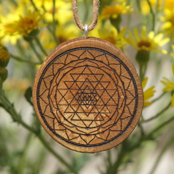 Sri Yantra Anhänger, Holz Halskette - Shri Yantra, Heilige Geometrie, Yoga Schmuck, Boho, Halskette, Laser Gravur, Pyrografie