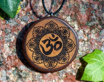 Om Holz Anhänger - personalisierbar | Ohm Mantra Zeichen Halskette | Zen Naturschmuck | Boho Schmuck | Yoga Schutzamulett | Hippie Talisman