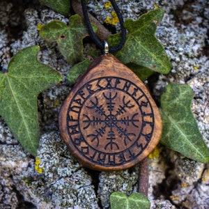 Aegishjalmur viking protectionamulet - tree pearl pendant - helm of awe