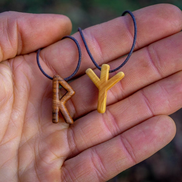 Kleine Futhark Runen Anhänger, Holz und Rune nach Wahl - Damen Wikinger Schmuck, Schamanisches Schutz Amulett, nordischer Druiden Talisman