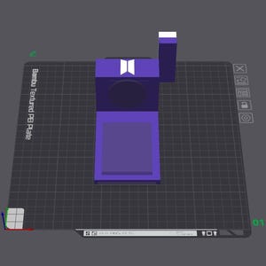 Może przedstawiać: Obiekt geometryczny renderowany w 3D, w odcieniach fioletu i bieli. Projekt obejmuje prostokątną podstawę, centralne pudełko z okrągłym wycięciem i pionowy prostokątny element. Obiekt znajduje się na teksturowanej szarej powierzchni.