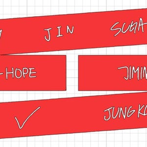 Könnte beinhalten: Rote Rechtecke mit weißem handschriftlichem Text. Die Namen RM, Jin, Suga, J-Hope, Jimin und Jung Kook werden angezeigt. Ein Häkchen befindet sich neben dem Namen Jung Kook. Der Hintergrund ist ein Raster.